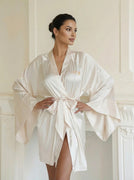 Kimono Ausgestellt Gebrochenes Weiß